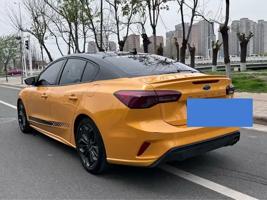 Ford Focus Focus 2022 sedan EcoBoost 180 automatic ST Line 2023 — миниатюра 5