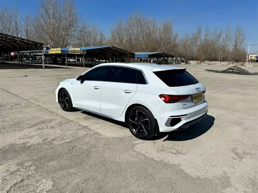 Audi A3 2022 Sportback 35 TFSI stylish and sporty 2022 — миниатюра 4