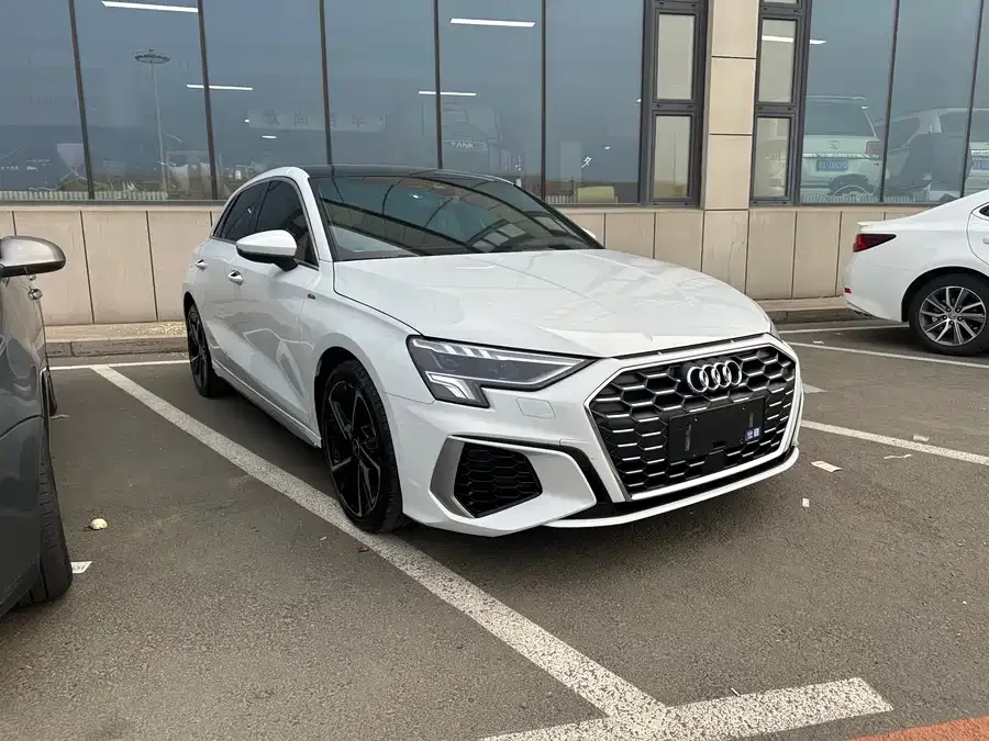 Audi A3 2022 Sportback 35 TFSI stylish and sporty 2023 — миниатюра 3