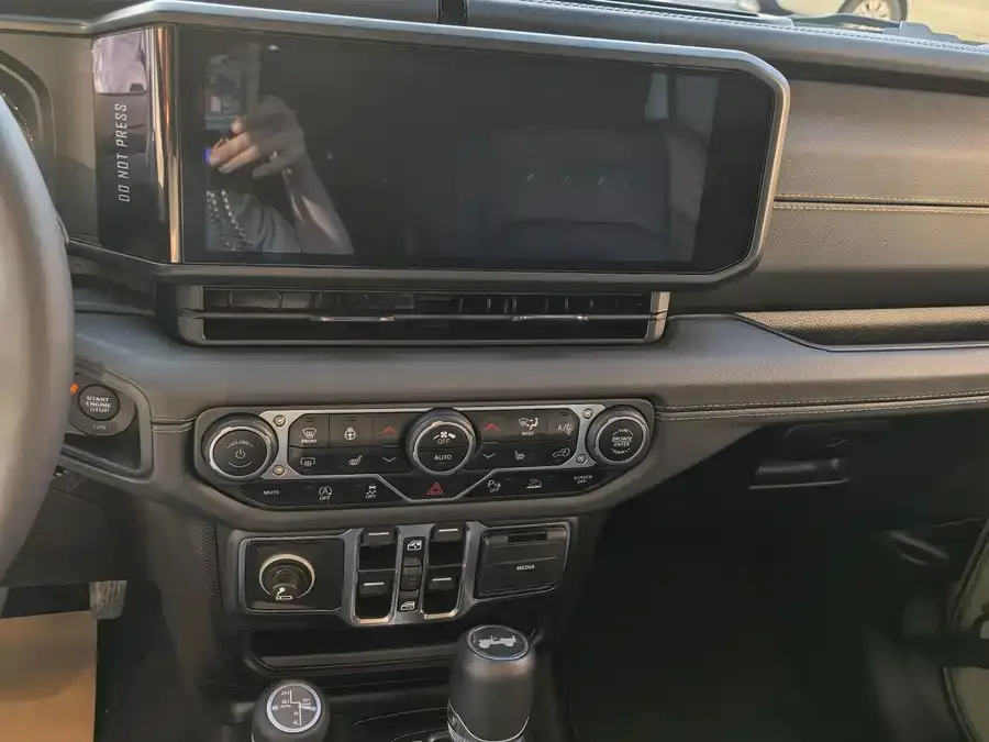 Jeep Wrangler Wrangler 2024 2.0T Sahara 4-door version 2025 — миниатюра 3