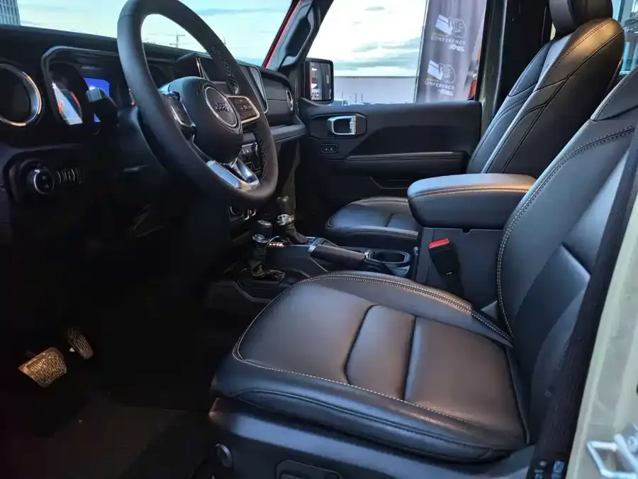 Jeep Wrangler Wrangler 2024 2.0T Sahara 4-door version 2025 — миниатюра 5