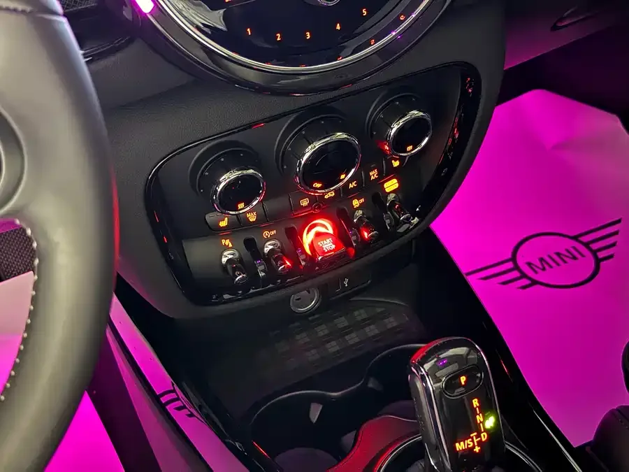 MINI Clubman MINI CLUBMAN 2023 1.5T COOPER Connoisseur 2023 — миниатюра 4