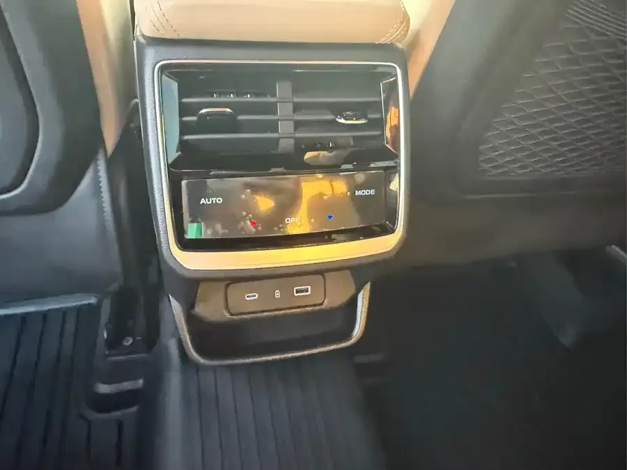 Geely Monjaro Xingyue L 2025 Dongfangyao 2.0TD Automatic 4WD Moon-Watching Edition 2025 — миниатюра 3
