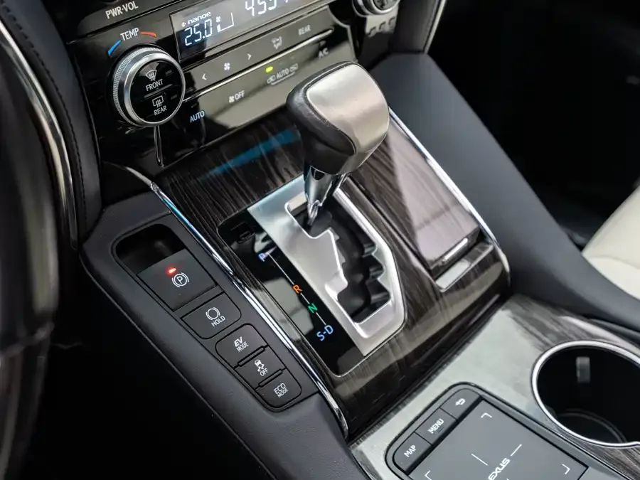 Lexus LM 2020 300h Four-seat Royal Edition 2022 — миниатюра 3