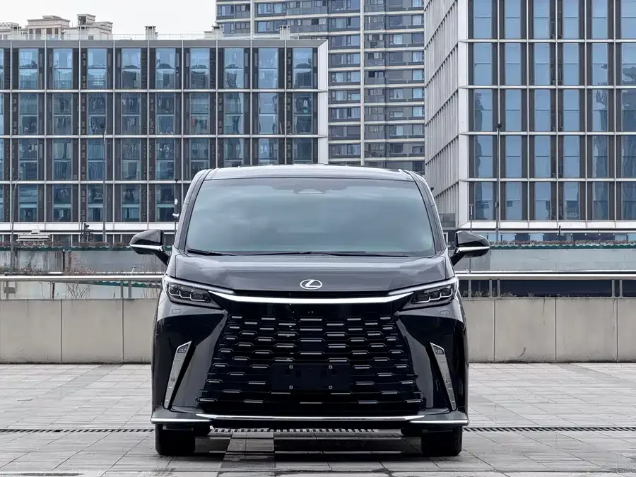 Lexus LM 2025