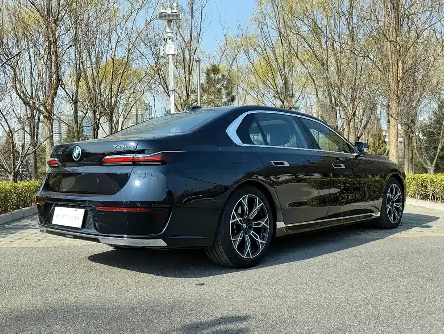 BMW 7 Series BMW 7 Series 2023 735Li Luxury Package 2025 — миниатюра 2
