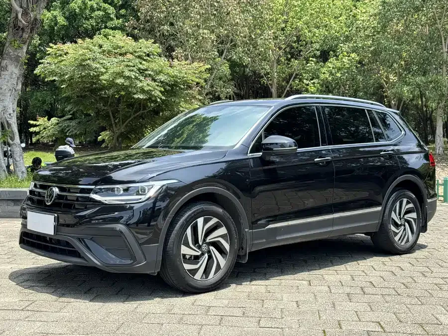 Volkswagen Tiguan L Tiguan L 2024 300TSI Automatic 2WD Smart Edition 2025 — фото 1, купить с доставкой в Москву