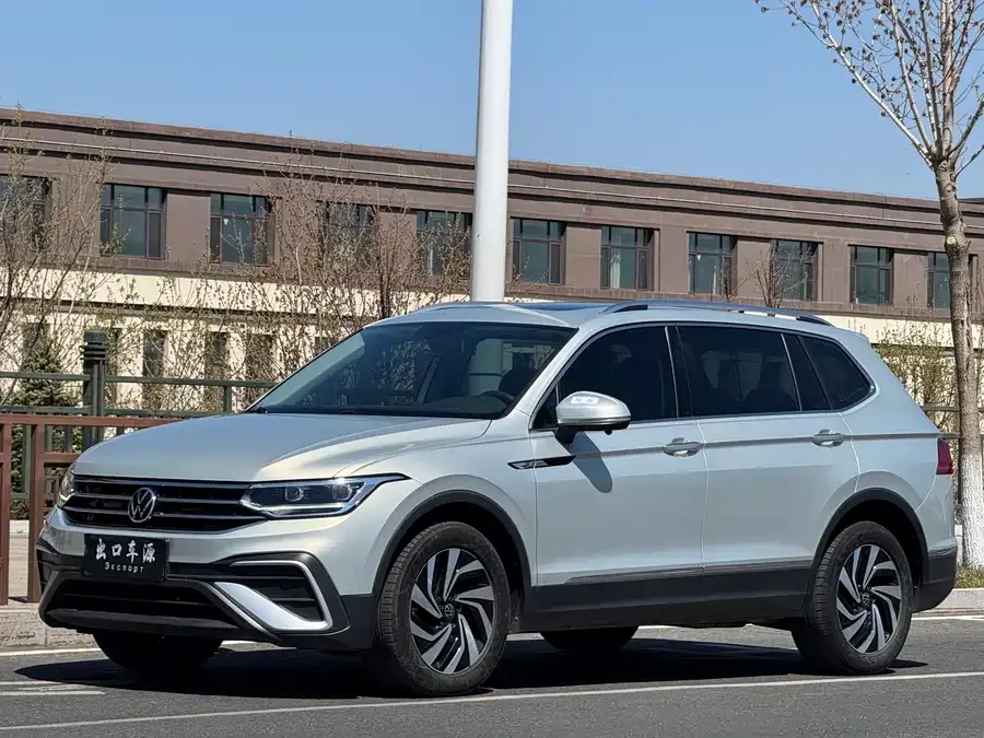 Volkswagen Tiguan L Tiguan L 2023 280TSI Automatic 2WD Trendy Limited Edition 2023 — фото 1, купить с доставкой в Москву