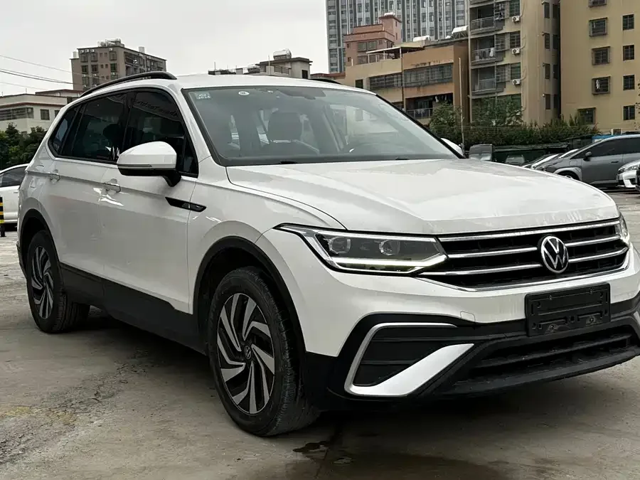 Volkswagen Tiguan L Tiguan L 2022 330TSI Automatic 2WD Comfort Edition 2022 — фото 1, купить с доставкой в Москву
