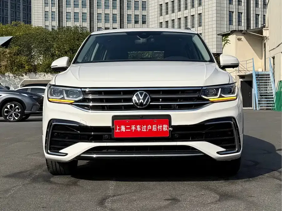 Volkswagen Tiguan L Tiguan L 2022 380TSI automatic four-wheel drive R-Line flagship version 7 seats 2022 — фото 1, купить с доставкой в Москву