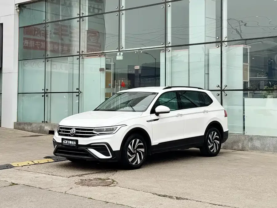 Volkswagen Tiguan L Tiguan L 2022 330TSI Automatic 2WD Comfort Edition 2022 — фото 1, купить с доставкой в Москву