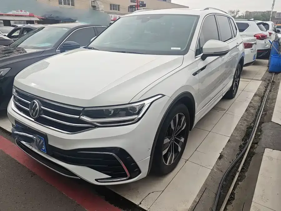 Volkswagen Tiguan L Tiguan L 2023 330TSI Automatic 2WD R-Line Enjoy Edition 2023 — фото 1, купить с доставкой в Москву