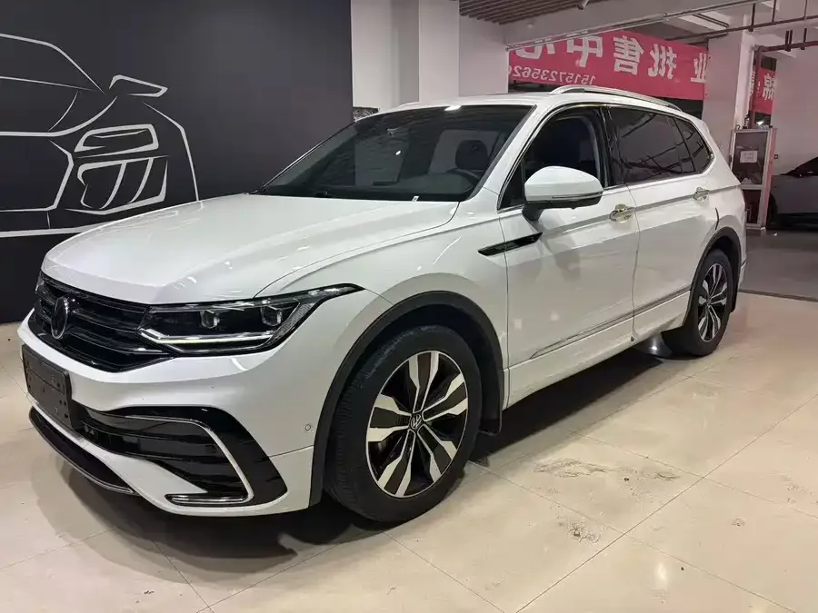 Volkswagen Tiguan L Tiguan L 2023 330TSI Automatic 2WD R-Line Enjoy Edition 2023 — фото 1, купить с доставкой в Москву