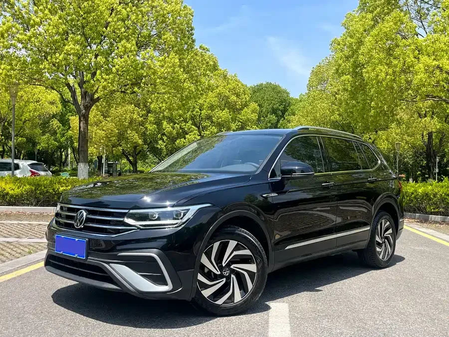 Volkswagen Tiguan L Tiguan L 2023 330TSI Automatic 2WD Smart Edition 2023 — фото 1, купить с доставкой в Москву