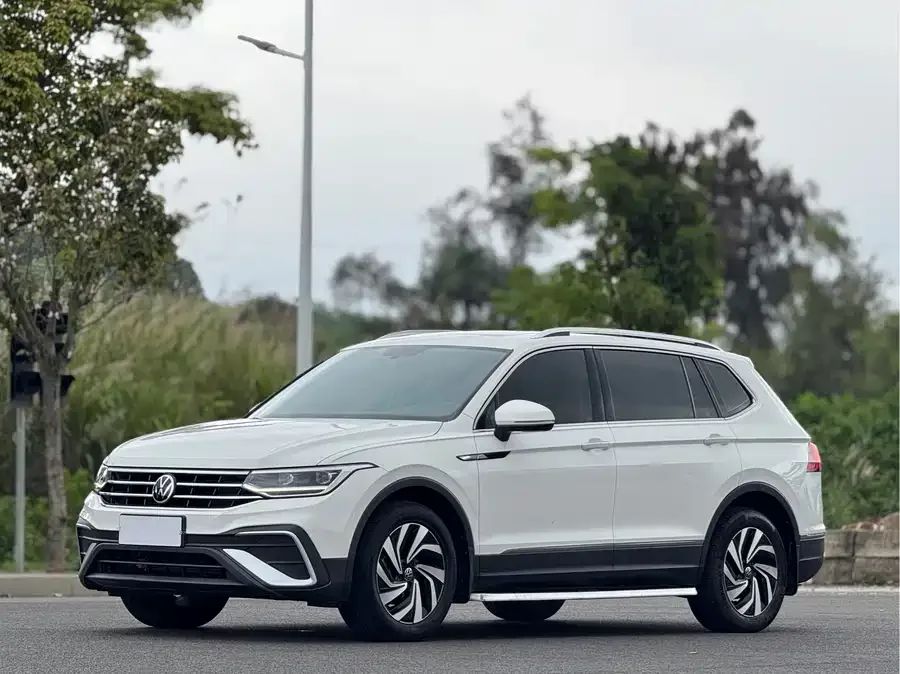 Volkswagen Tiguan L Tiguan L 2022 330TSI Automatic 2WD Smart Edition 2022 — фото 1, купить с доставкой в Москву