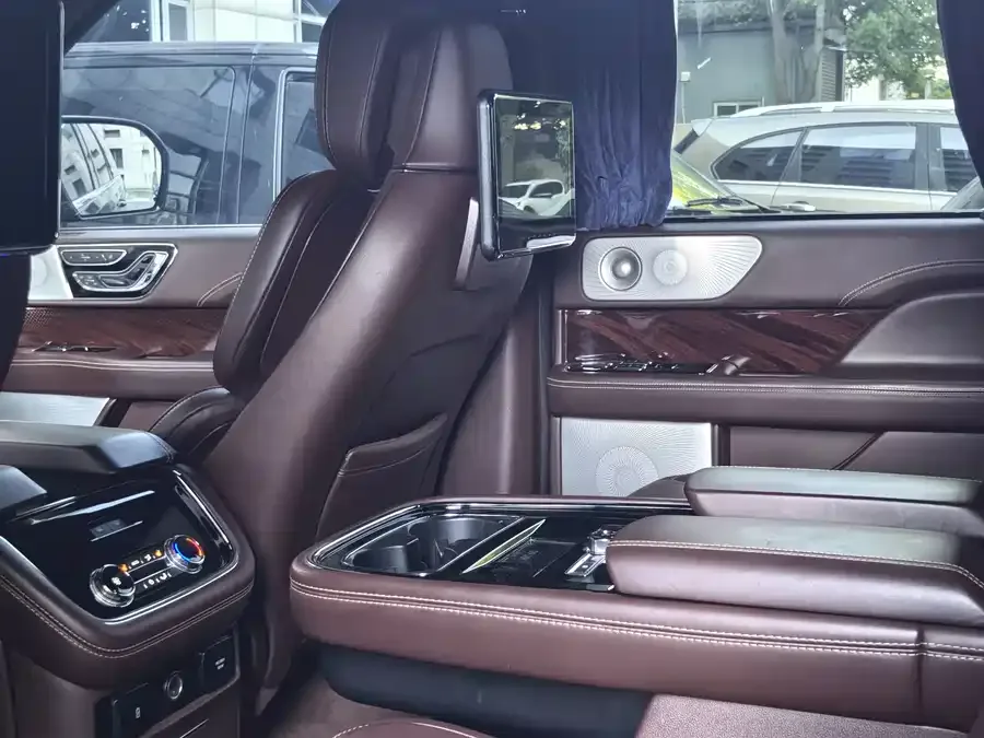 Lincoln Navigator Navigator 2020 3.5T Long-axis Presidential Edition 2022 — миниатюра 4