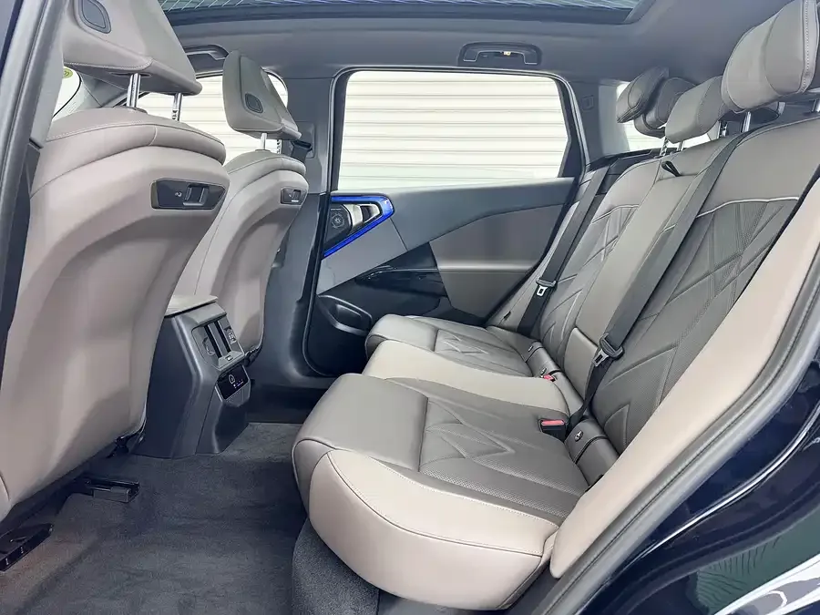 BMW X3 2025 xDrive30L Exclusive M Sport Package 2025 — миниатюра 3