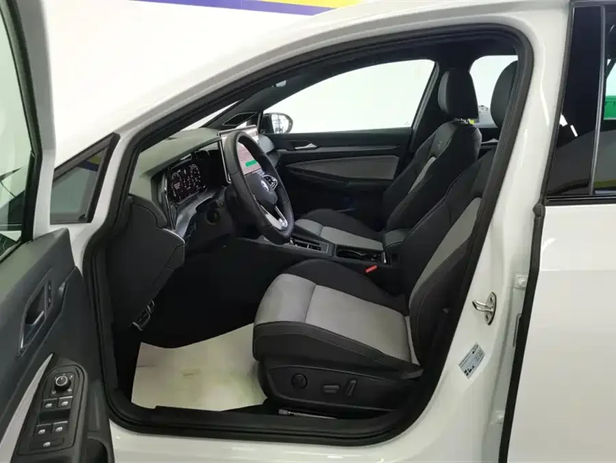 Volkswagen golf Golf 2025 300TSI R-Line 2024 — миниатюра 3