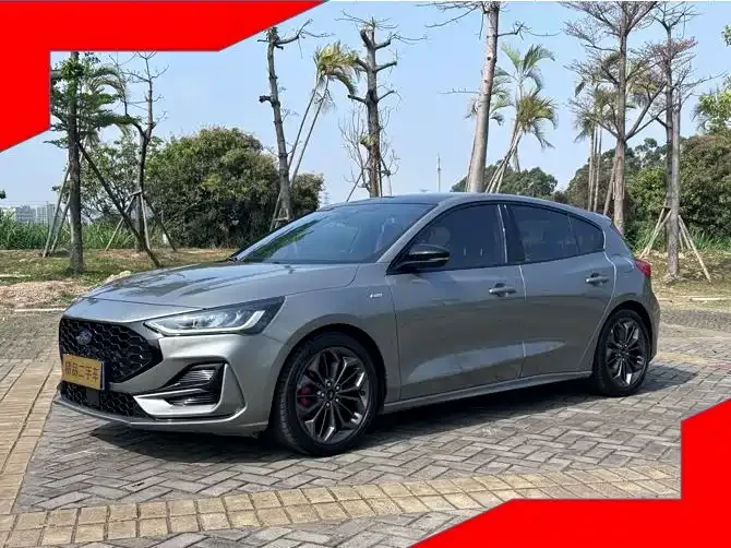 Ford Focus Focus 2022 hatchback EcoBoost 180 automatic ST Line 2023 — фото 1, купить с доставкой в Москву