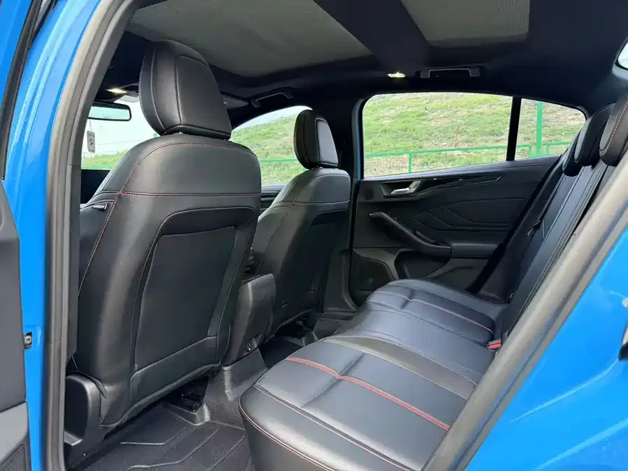 Ford Focus Focus 2022 sedan EcoBoost 180 automatic ST Line 2022 — миниатюра 3