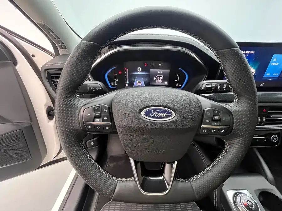 Ford Focus Focus 2021 Hatchback EcoBoost 180 Automatic Front Model 2022 — миниатюра 5