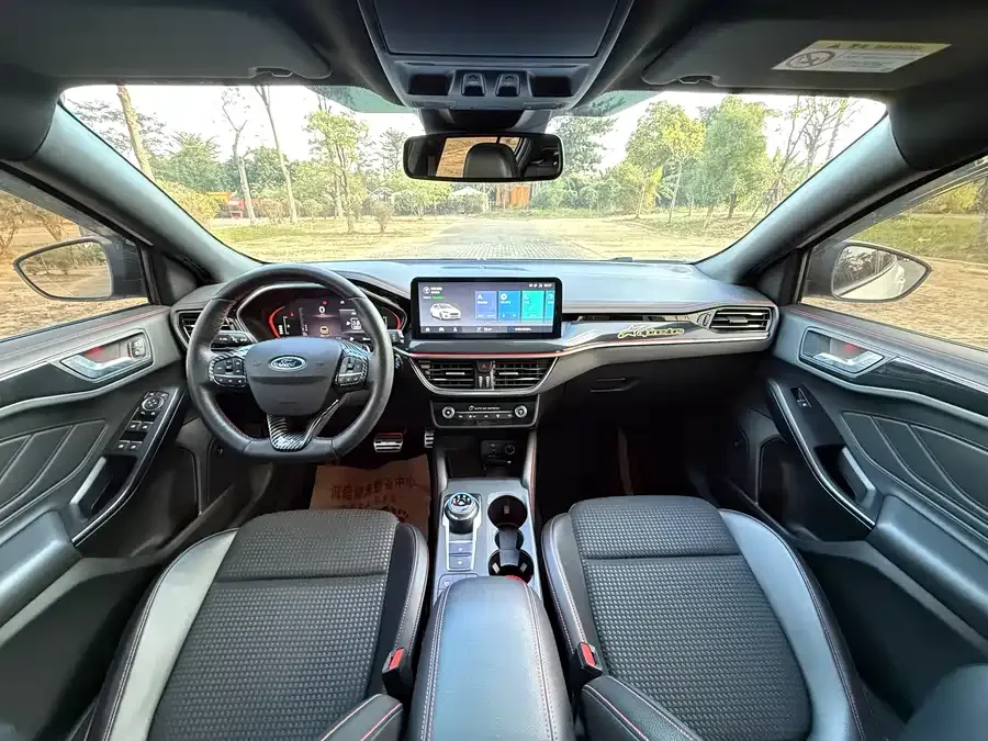 Ford Focus Focus 2021 hatchback EcoBoost 180 automatic ST Line 2022 — миниатюра 2