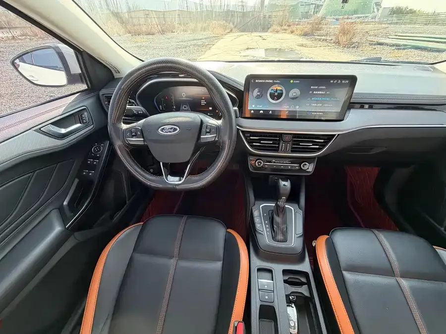 Ford Focus Focus 2022 Sedan EcoBoost 180 Automatic Competition Edition 2022 — миниатюра 3