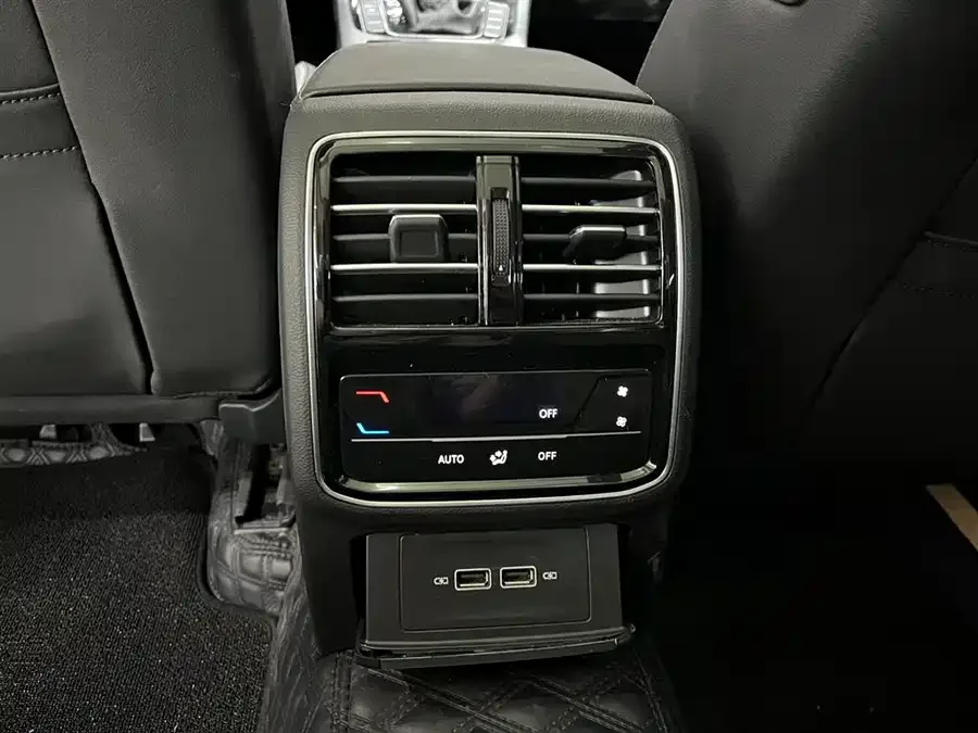 Volkswagen Magotan Magotan 2023 2 million commemorative edition 330TSI DSG leading model 2023 — миниатюра 5