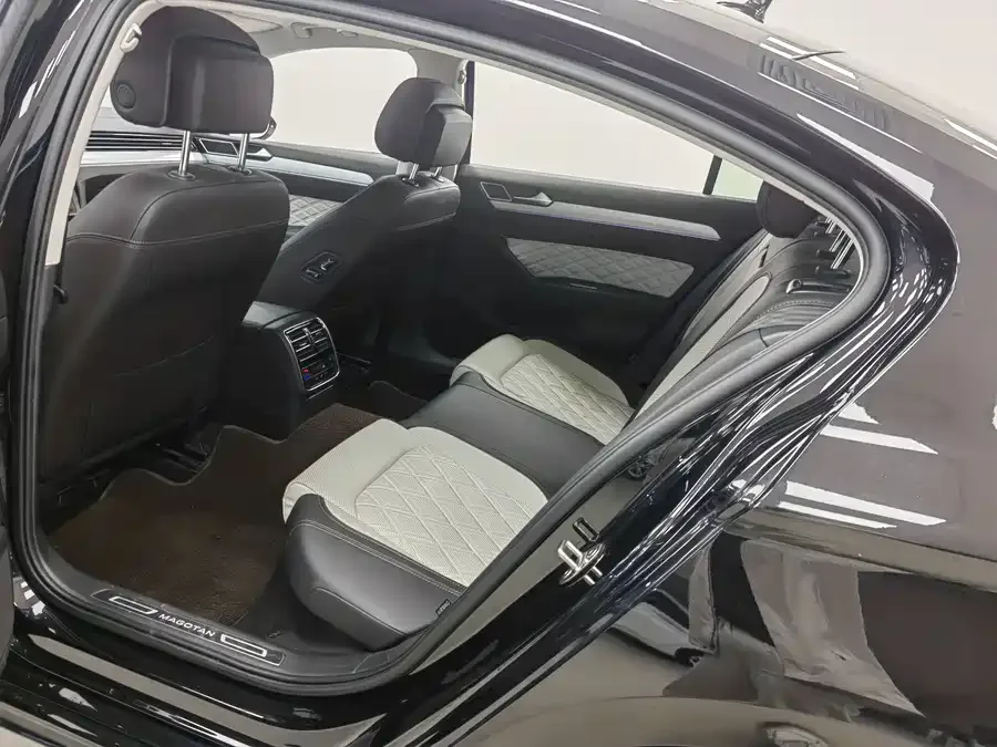 Volkswagen Magotan Magotan 2023 2 million commemorative edition 330TSI DSG luxury model 2023 — миниатюра 5