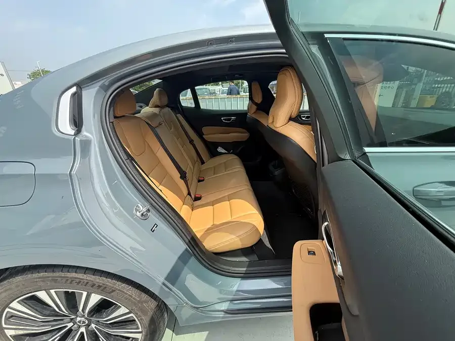 Volvo S60 2022 B4 Zhiyuan Luxury Edition 2023 — миниатюра 5