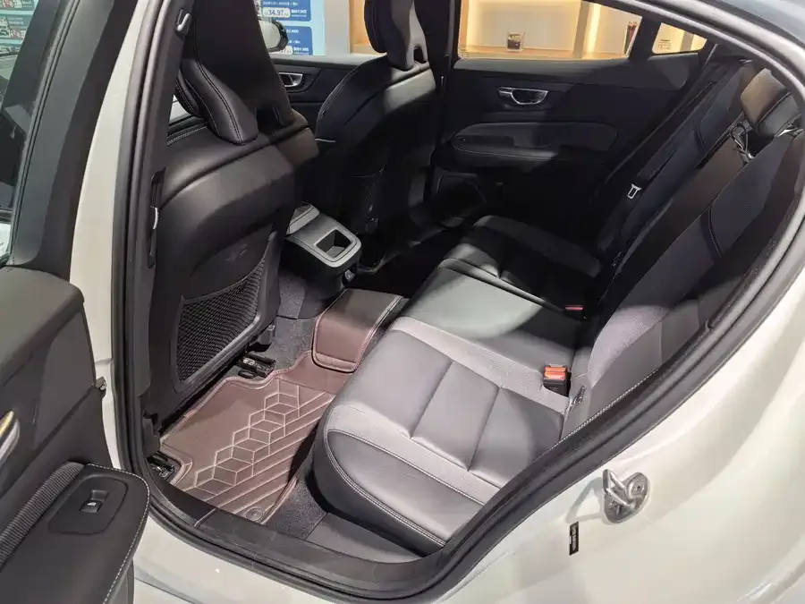 Volvo S60 2024 B5 Smart Sports Edition 2024 — миниатюра 3
