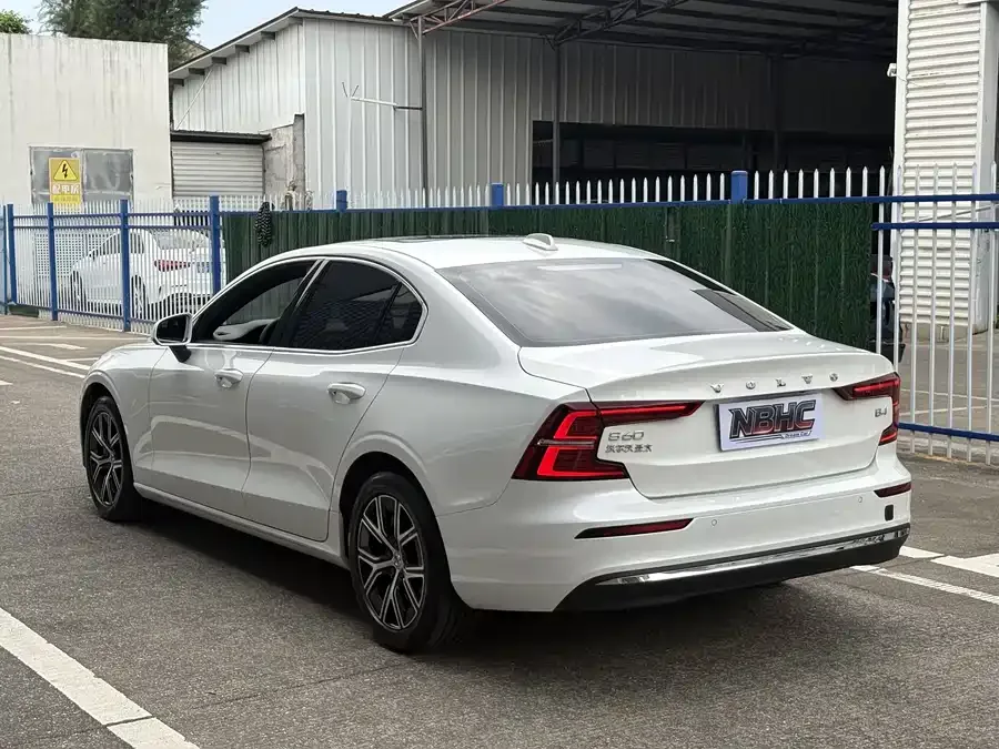 Volvo S60 2025 B4 Zhiyi Luxury Edition 2025 — миниатюра 3