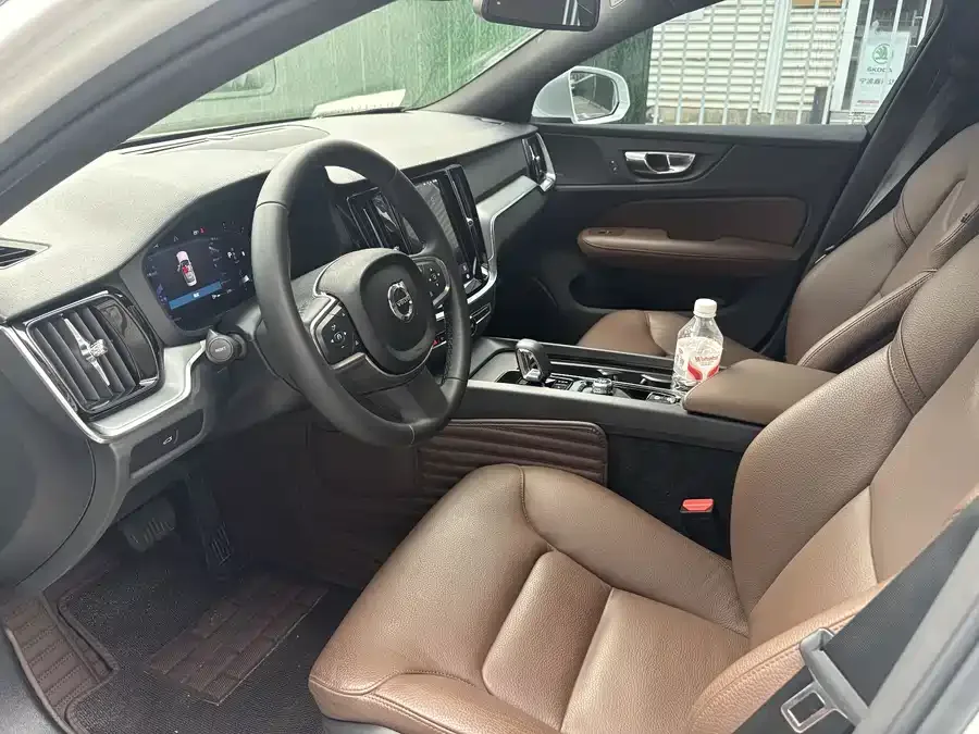 Volvo S60 2025 B4 Zhiyi Luxury Edition 2025 — миниатюра 4