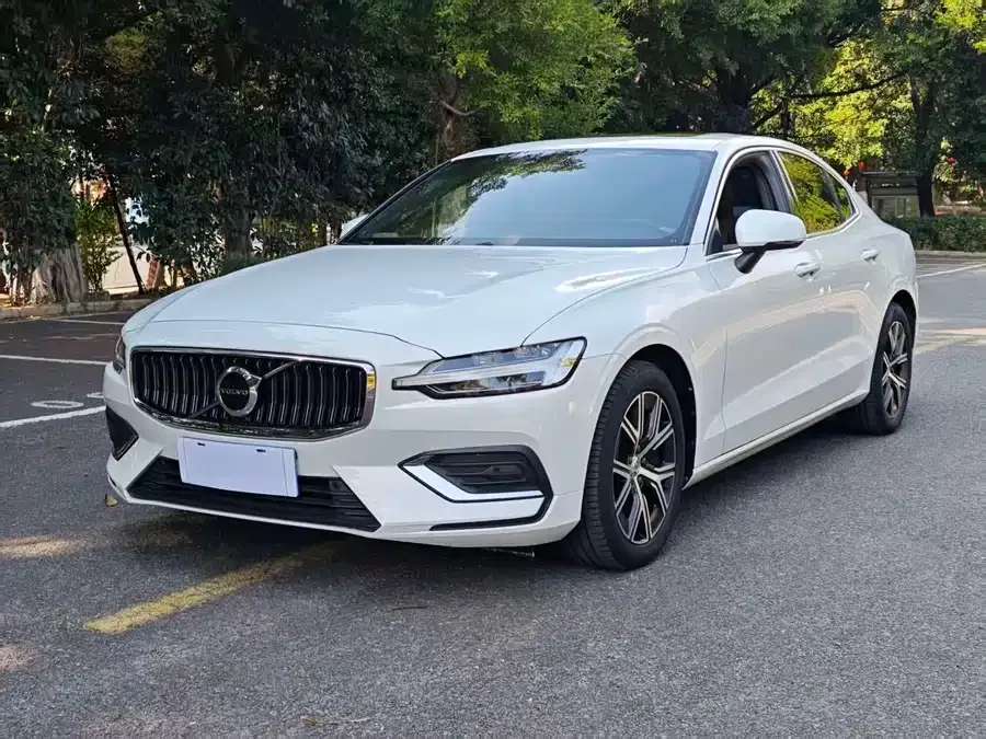 Volvo S60 2024 B4 Luxury Edition 2023 — фото 1, купить с доставкой в Москву