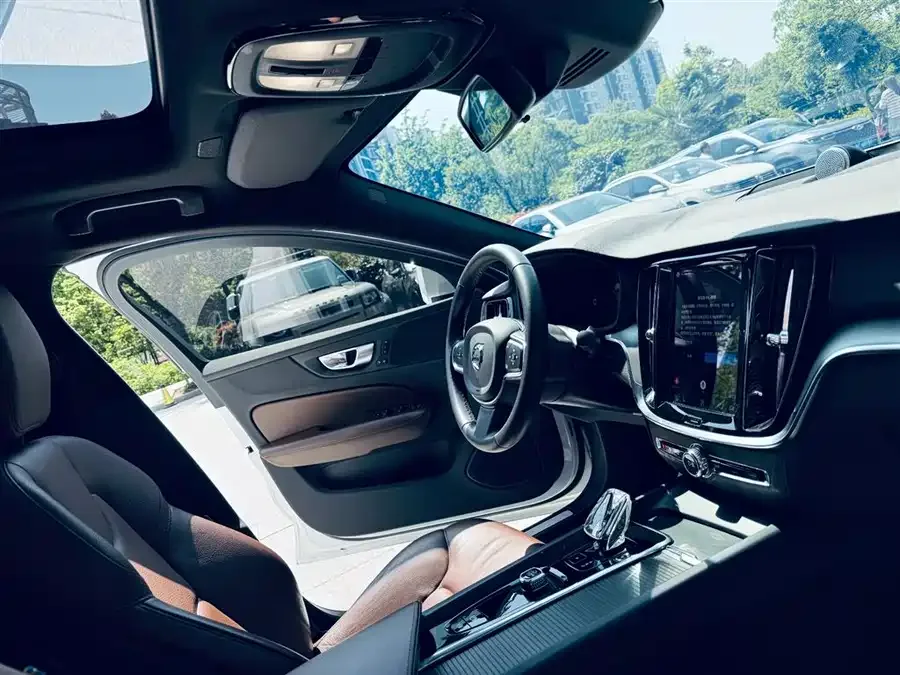 Volvo S60 2023 B4 Zhiyi Luxury Edition 2023 — миниатюра 5