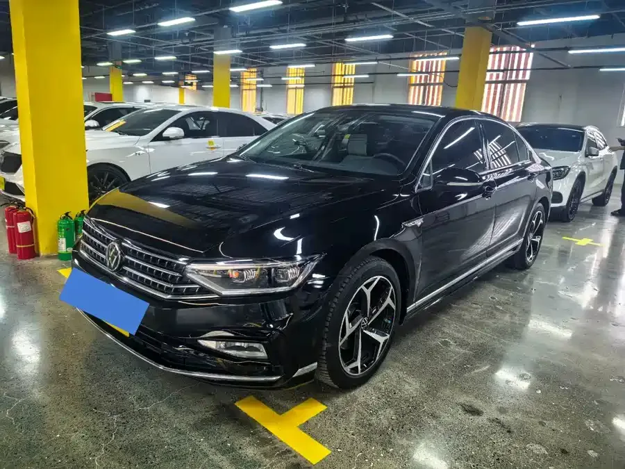 Volkswagen Magotan Magotan 2023 2 million commemorative edition 330TSI DSG luxury model 2023 — фото 1, купить с доставкой в Москву