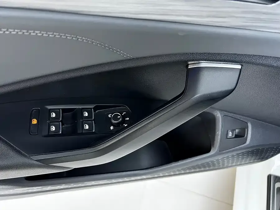 Volkswagen Sagitar 2024 Sagitar 300TSI DSG Beyond Edition 2023 — миниатюра 3