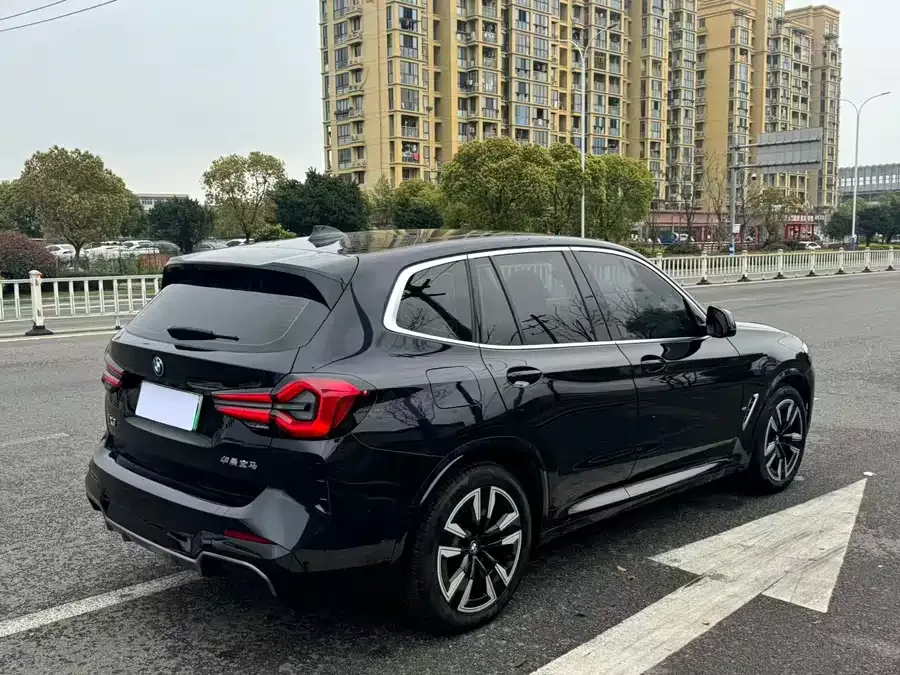 BMW iX3 2022 leading model 2023 — миниатюра 4