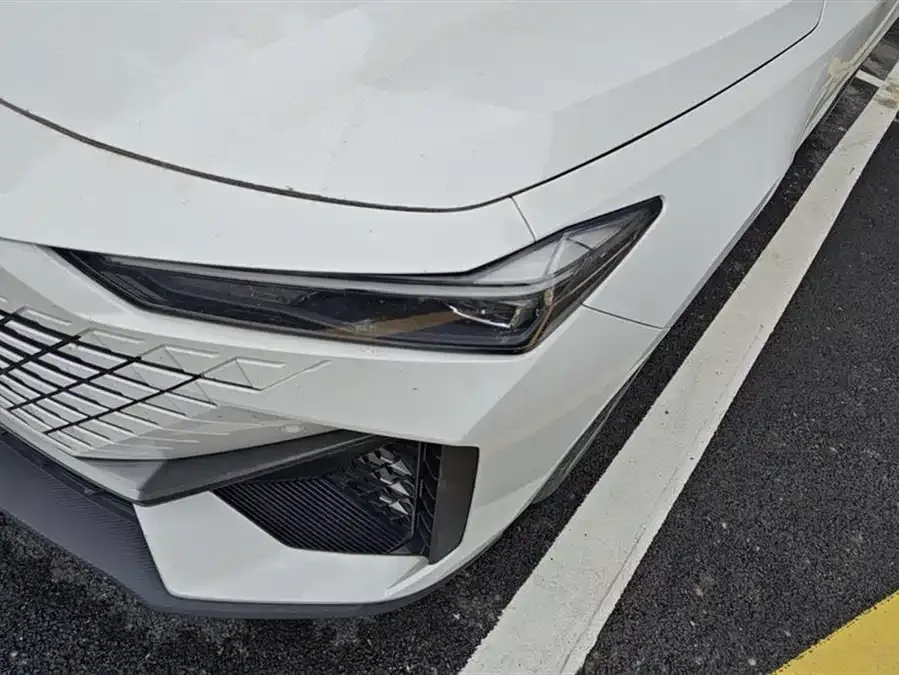 Changan UNI-V Changan UNI-V 2022 1.5T Premium Edition 2022 — миниатюра 2
