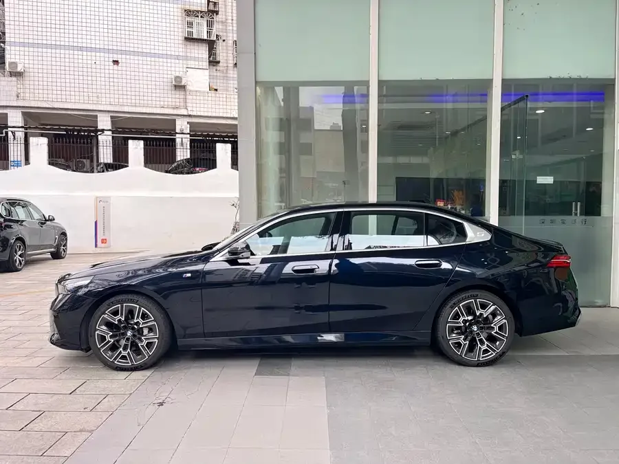 BMW 5 Series BMW 5 Series 2025 530Li Exclusive M Sport Package 2025 — миниатюра 2
