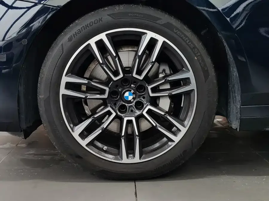 BMW 5 Series BMW 5 Series 2025 530Li Leading M Sport Package 2025 — миниатюра 3