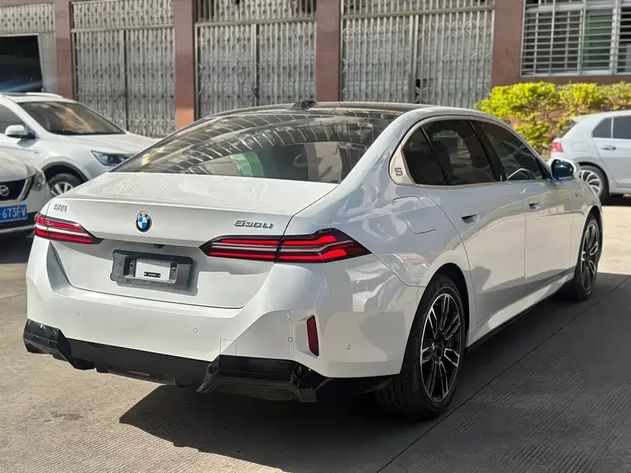 BMW 5 Series BMW 5 Series 2025 530Li Leading M Sport Package 2025 — миниатюра 3