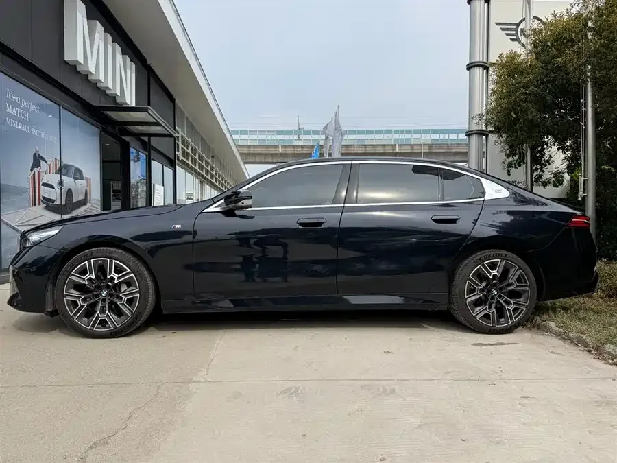 BMW 5 Series BMW 5 Series 2025 530Li Exclusive M Sport Package 2025 — миниатюра 2