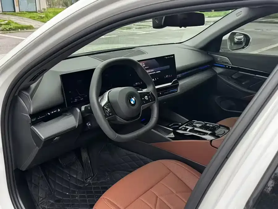 BMW 5 Series BMW 5 Series 2025 525Li Luxury Package 2025 — миниатюра 3