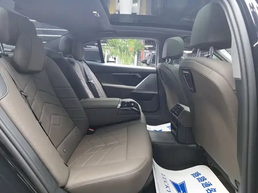 BMW 5 Series BMW 5 Series 2025 530Li Leading M Sport Package 2025 — миниатюра 3