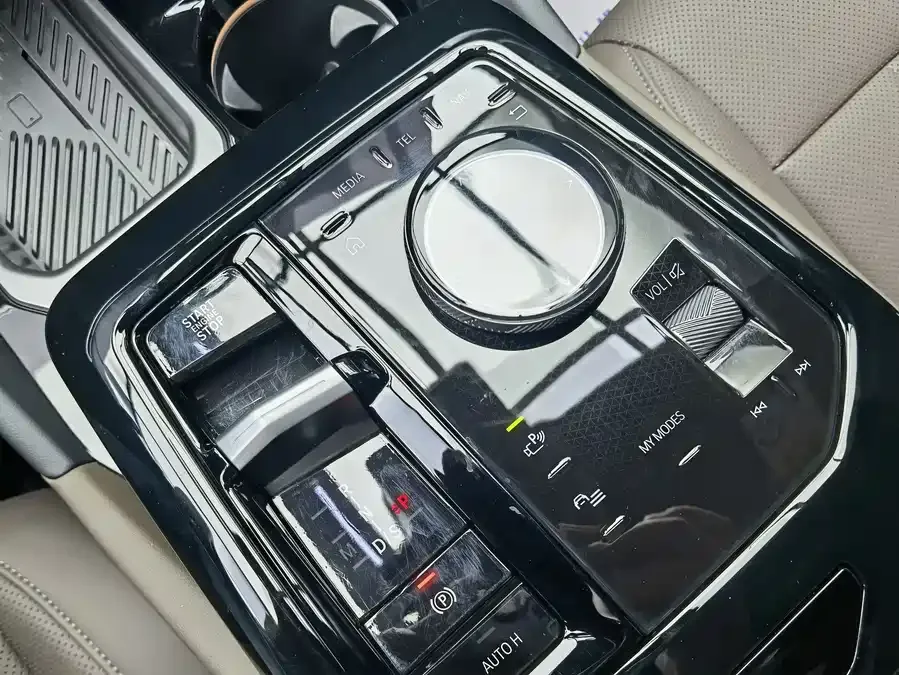 BMW 5 Series BMW 5 Series 2025 530Li Leading M Sport Package 2025 — миниатюра 4