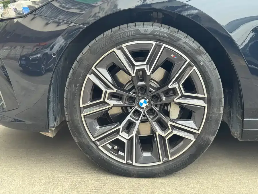 BMW 5 Series BMW 5 Series 2025 530Li Exclusive M Sport Package 2024 — миниатюра 2