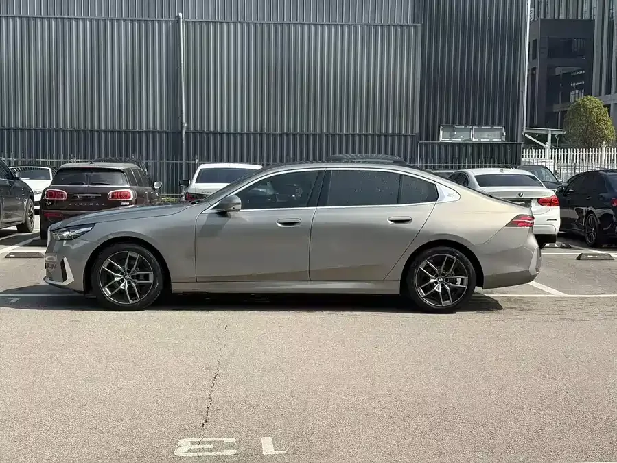 BMW 5 Series BMW 5 Series 2024 530Li Leading Luxury Package 2024 — миниатюра 2