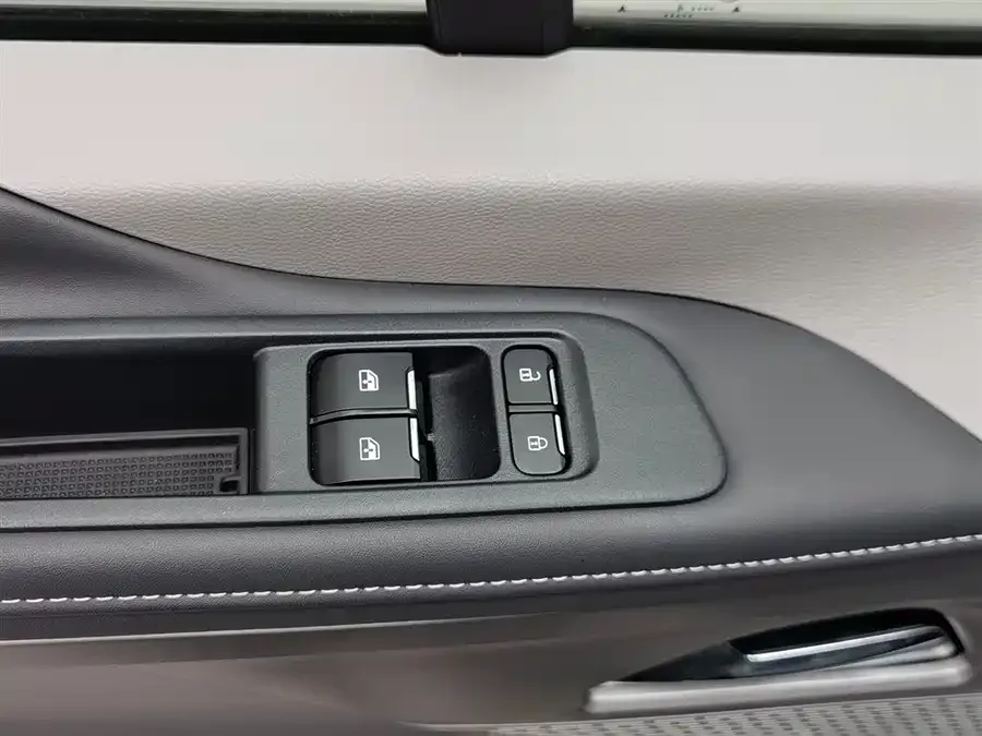 Maxus Xintu V70 Xintu V70 2025 2.0T Manual Short Wheelbase Low Roof Elite Edition 5/6 Seats (125Ps) 2025 — миниатюра 4