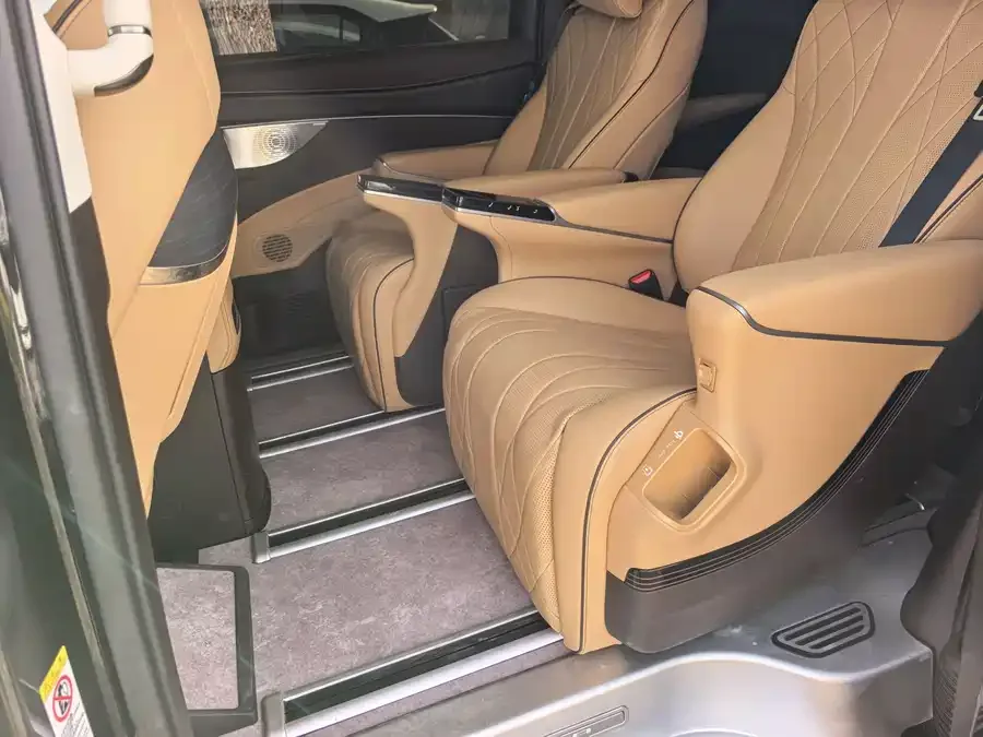 BYD D9 DENZA D9 2024 DM-i 980 4WD Premium Edition 2024 — миниатюра 2